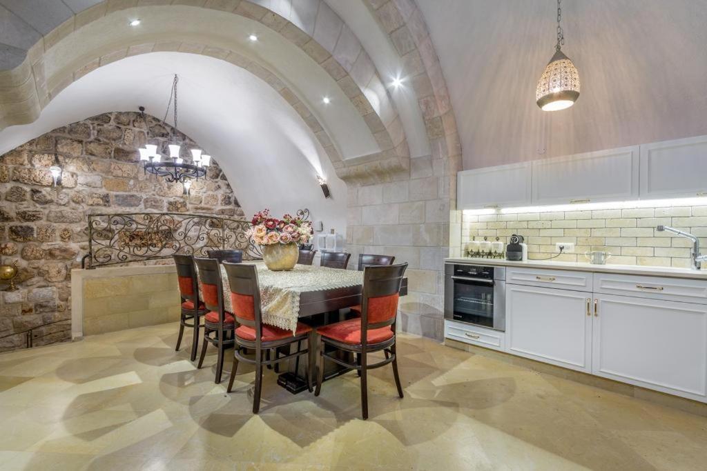 Western Wall Luxury House Jerusalem Exterior photo